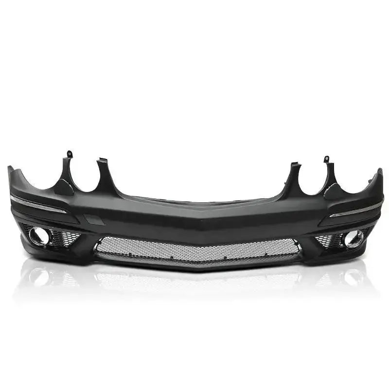 Front bumper til Mercedes W211 E63 Style, sort med sølvgrill og åpninger for tåkelys sett forfra.