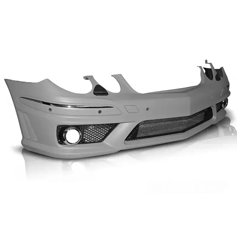 Frontfanger Mercedes W211 E63 Style sett forfra med sort gitter og åpning til tåkelys på venstre side.