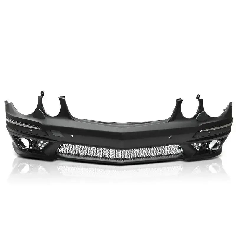 Front bumper til Mercedes W211 E63 Style med metallgitter og tåkelysåpninger sett rett forfra.