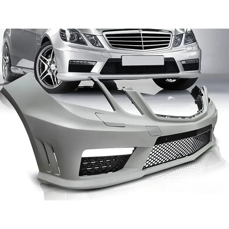 Støtfanger foran Mercedes W212 09-13 AMG Style i grå plast med gitter, sett skrått forfra.