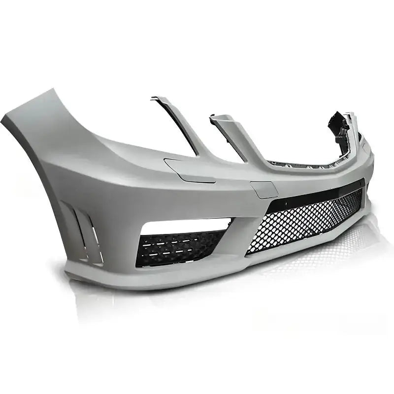 Frontfanger til Mercedes W212 09-13 AMG Style i lys grå plast med sort grill og markerte linjer.