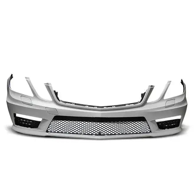 Front bumper til Mercedes W212 09-13 AMG Style i sølv med sort grill, sett forfra mot hvit bakgrunn.