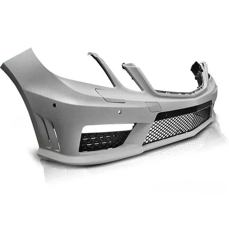 Støtfanger foran Mercedes W212 09-13 AMG Style med sort nettinggitter og PDC-åpninger, skrå vinkel.