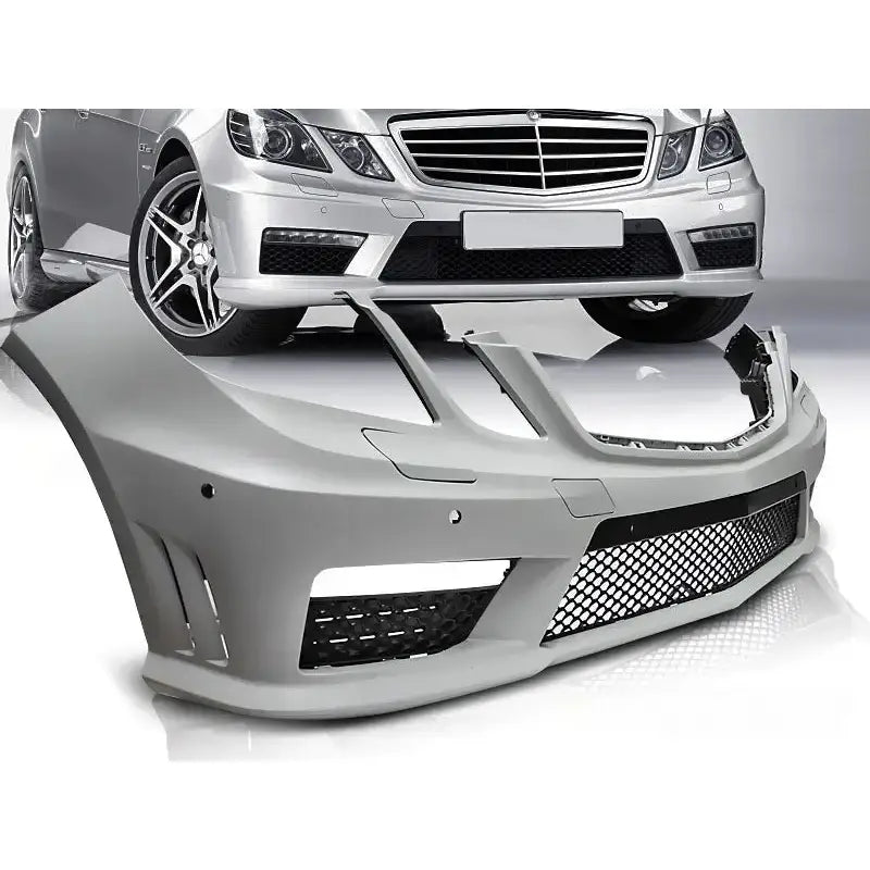 Frontfanger Mercedes W212 09-13 AMG Style PDC vist fra skrå vinkel med sort grill og bilfront i bakgrunnen.