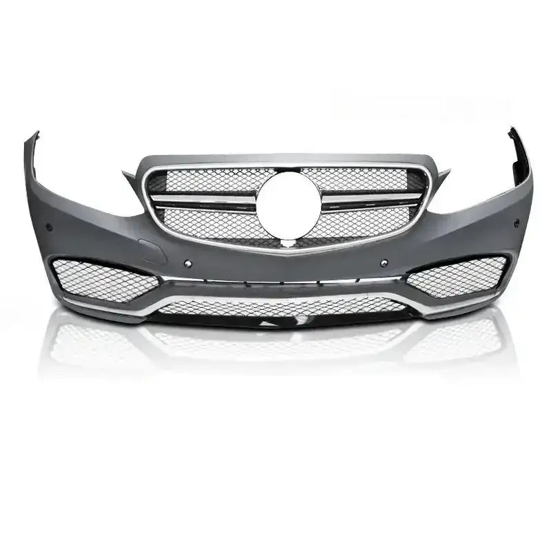 Frontfanger til Mercedes W212 E63 AMG Style med store sølvgriller og rund utsparing, sett forfra.