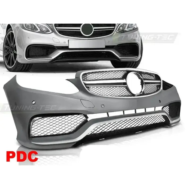 Front bumper for Mercedes W212 E63 AMG style med mesh-gitter, montert på sølvfarget bil.
