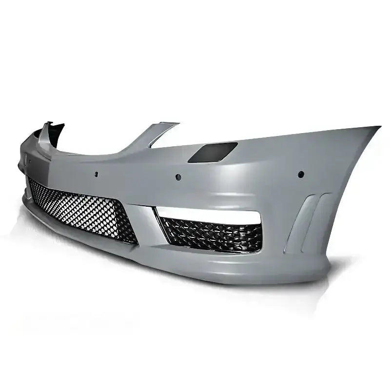 Frontfanger Mercedes W221 AMG Style med sorte luftinntak og netting, sett fra skrå vinkel.