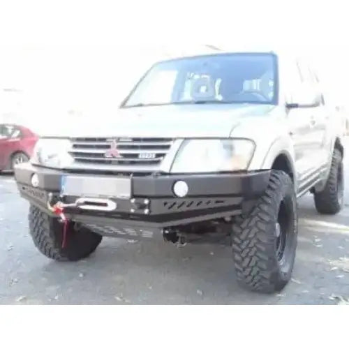 Front bumper på Mitsubishi Pajero III med sort stålfanger, vinsj og røde detaljer, sett forfra.