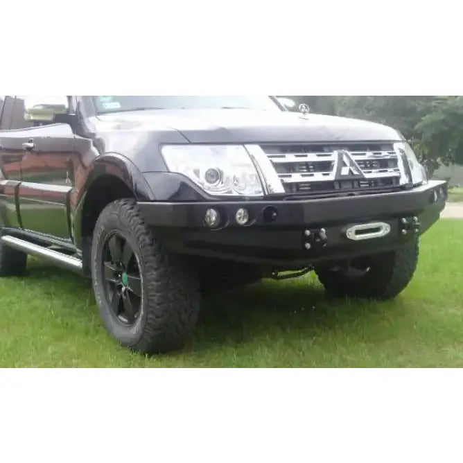 Støtfanger foran til Mitsubishi Pajero IV 06-, sort stålfanger med tåkelys og vinsjfeste, sett skrått forfra.
