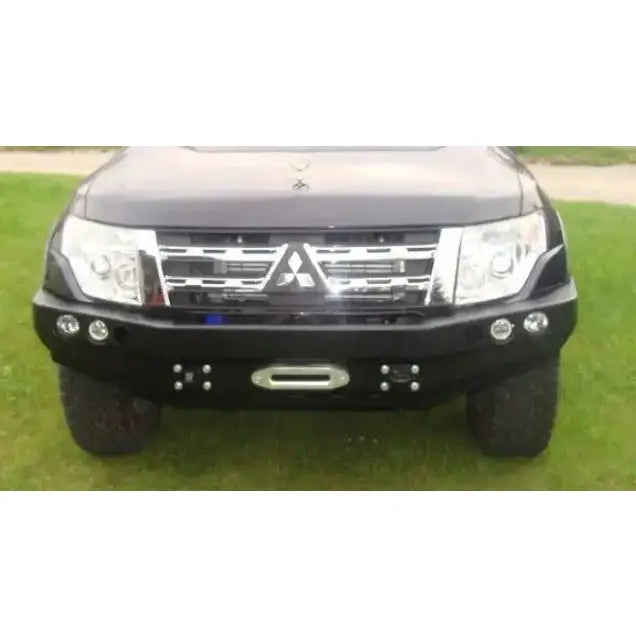 Frontfanger til Mitsubishi Pajero IV 06- med kromdetaljer, fire lykter og vinsjåpning, sett forfra.