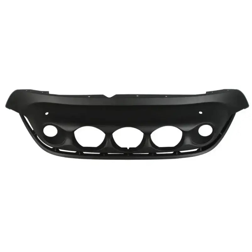 Støtfanger foran til Nissan Juke 10-14 med fem ovale åpninger og runde hull, sett rett forfra.