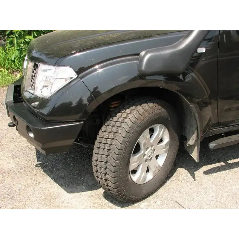 Støtfanger foran på Nissan Navara D40 med grove terrengdekk, sølvfelg og snorkel montert.