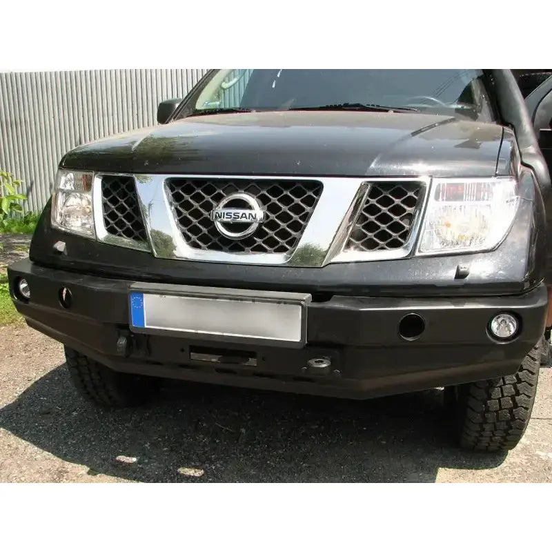 Frontfanger til Nissan Navara D40 05-10, sort metall med innebygde lykter, montert på SUV.