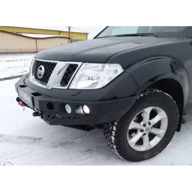 Støtfanger foran til Nissan Navara D40, sort stålfanger med runde tåkelys sett fra skrå vinkel.