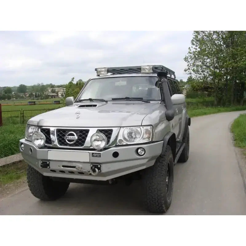 Frontfanger på Nissan Patrol Y61 05-13 SUV med ekstralys, takgrind og store terrengdekk.