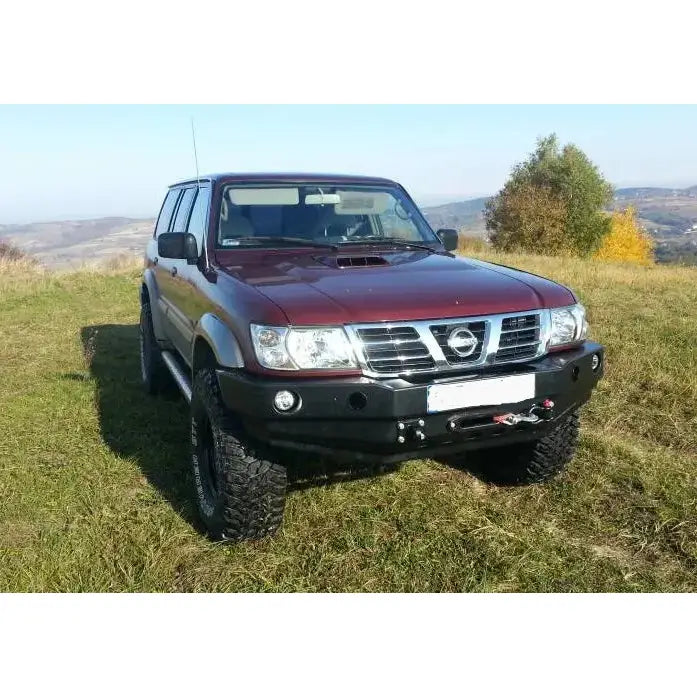 Frontfanger på Nissan Patrol Y61 97-04, svart metall, montert på mørkerød SUV med offroad-dekk utendørs.