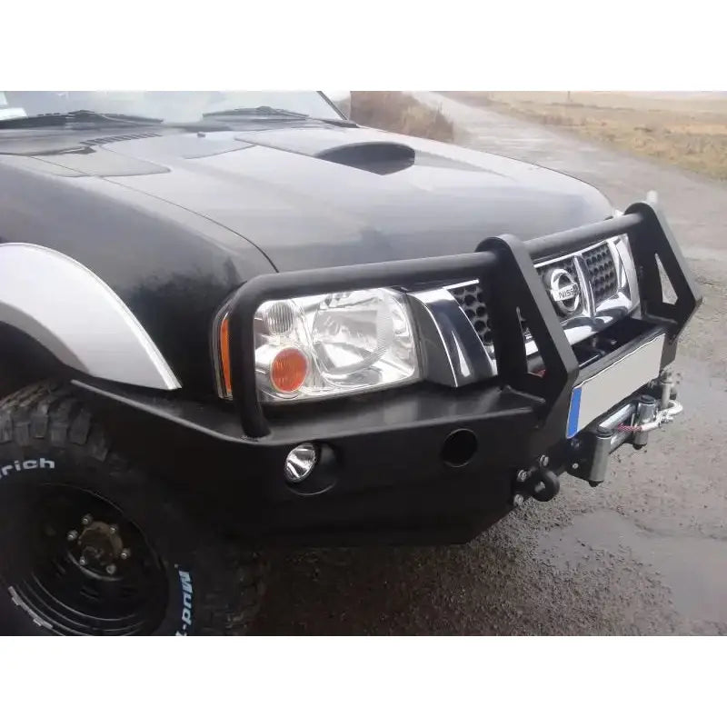 Frontfanger til Nissan Pickup D22 med bøylebeskyttere, vinsj og tåkelys sett skrått forfra.
