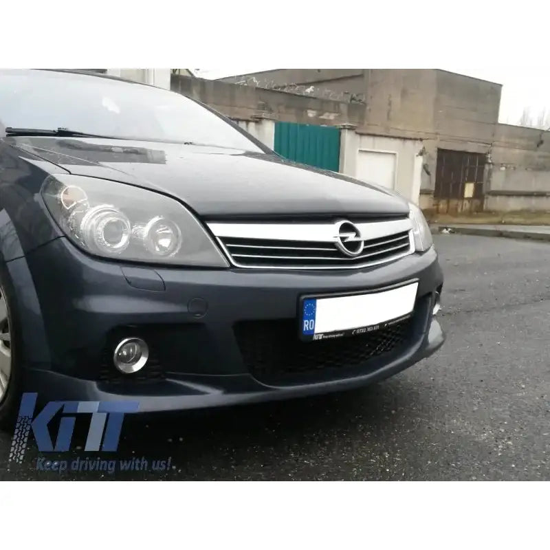 Frontfanger til Opel Astra H 05-10 stasjonsvogn i mørk grå med kromgrill og tåkelys fra venstre hjørne.