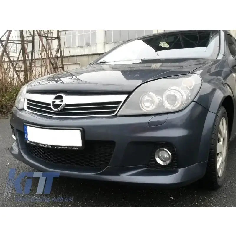 Front bumper av Opel Astra H stasjonsvogn 2005-2010 sett forfra med tydelig Opel-logo.
