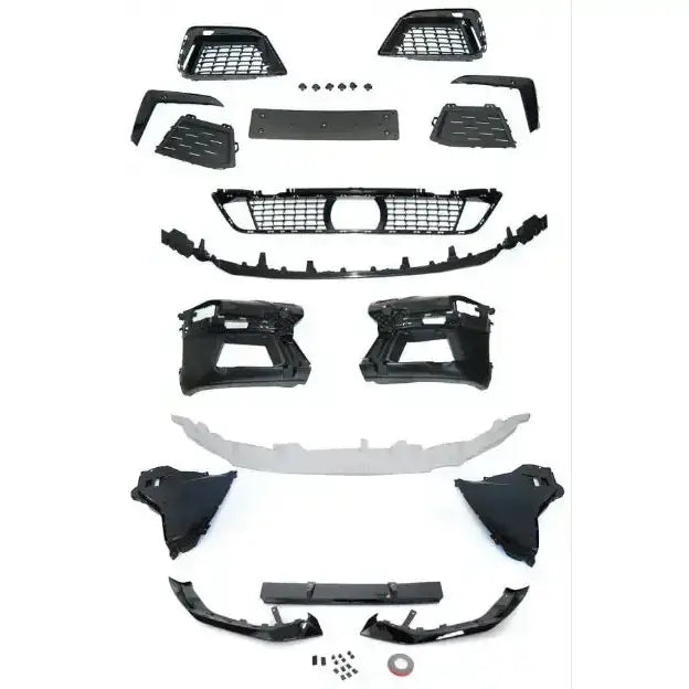 Front bumper komplett sett til BMW G30 G31 LCI med svarte plastdeler, gitter og deksler mot hvit bakgrunn.