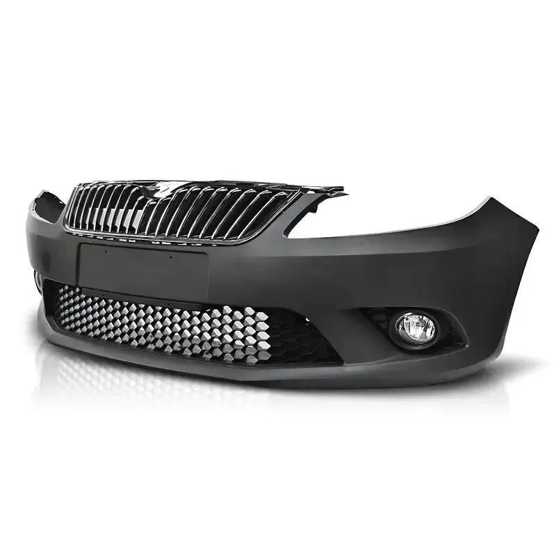 Støtfanger foran Skoda Fabia II RS sort plast med forkrommet grill og integrerte tåkelys sett rett forfra.