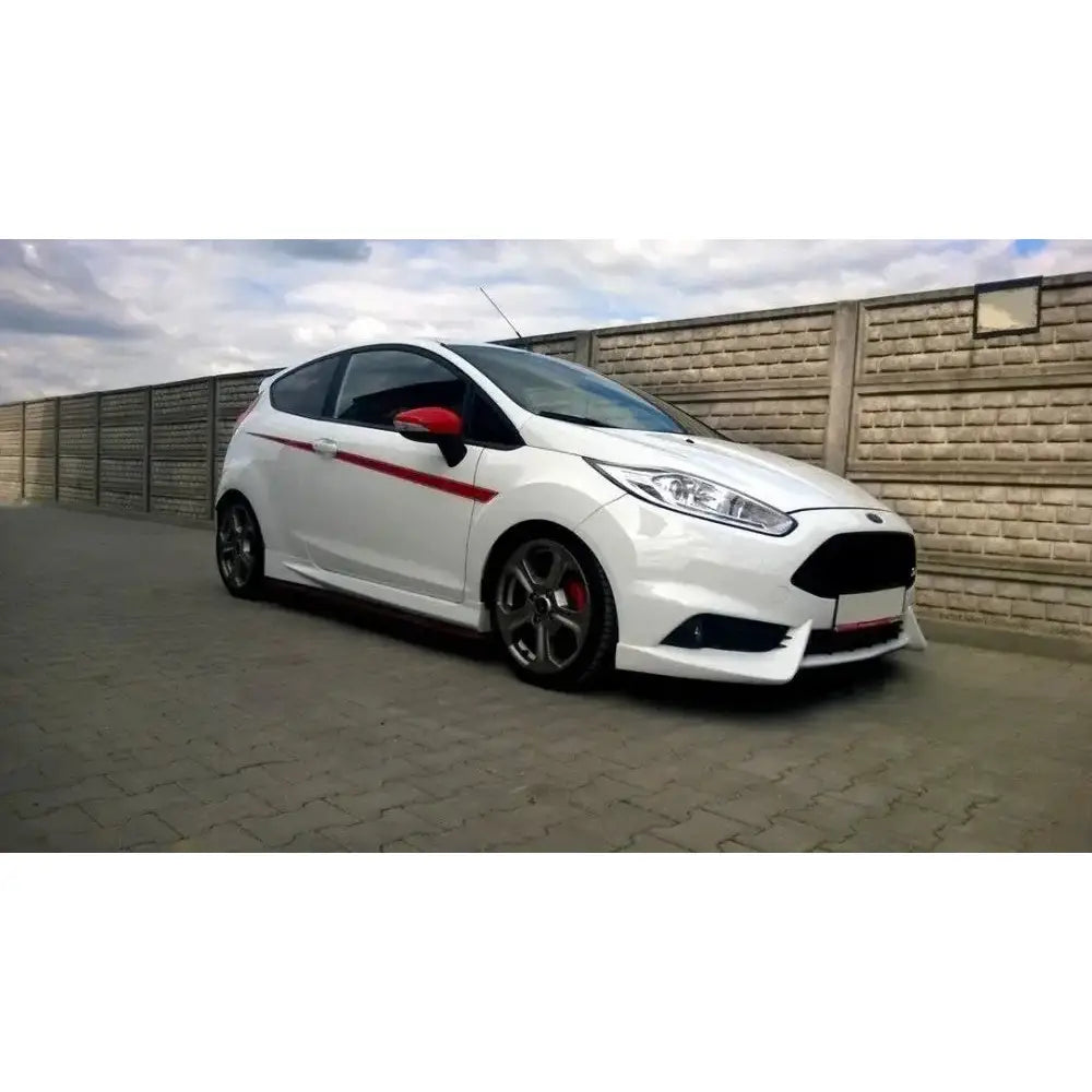 Frontfanger på Ford Fiesta ST Mk7 Facelift med montert spoiler, røde speilhus og sorte felger.