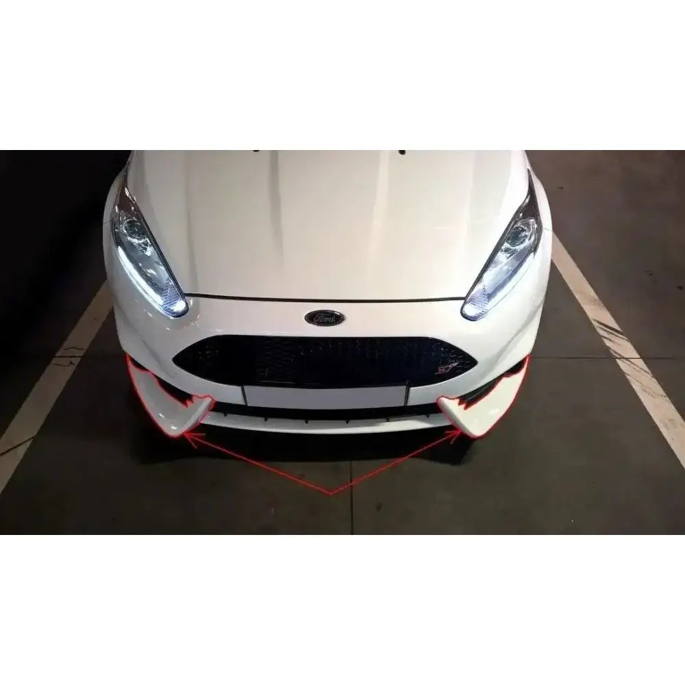 Front bumper av Ford Fiesta ST Mk7 Facelift med hvite splittere markert med rød strek.