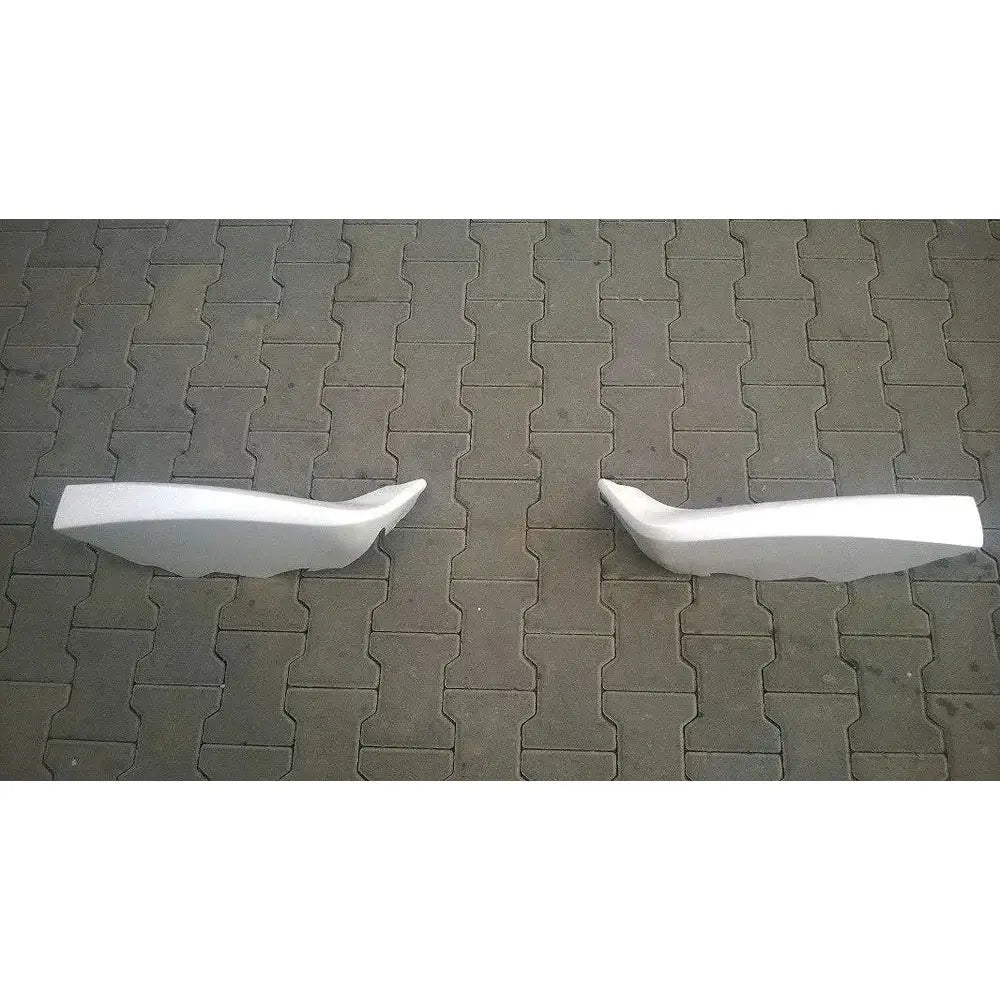 Støtfanger foran spoiler til Ford Fiesta ST Mk7 Facelift, to hvite deler sett ovenfra på belegningsstein.