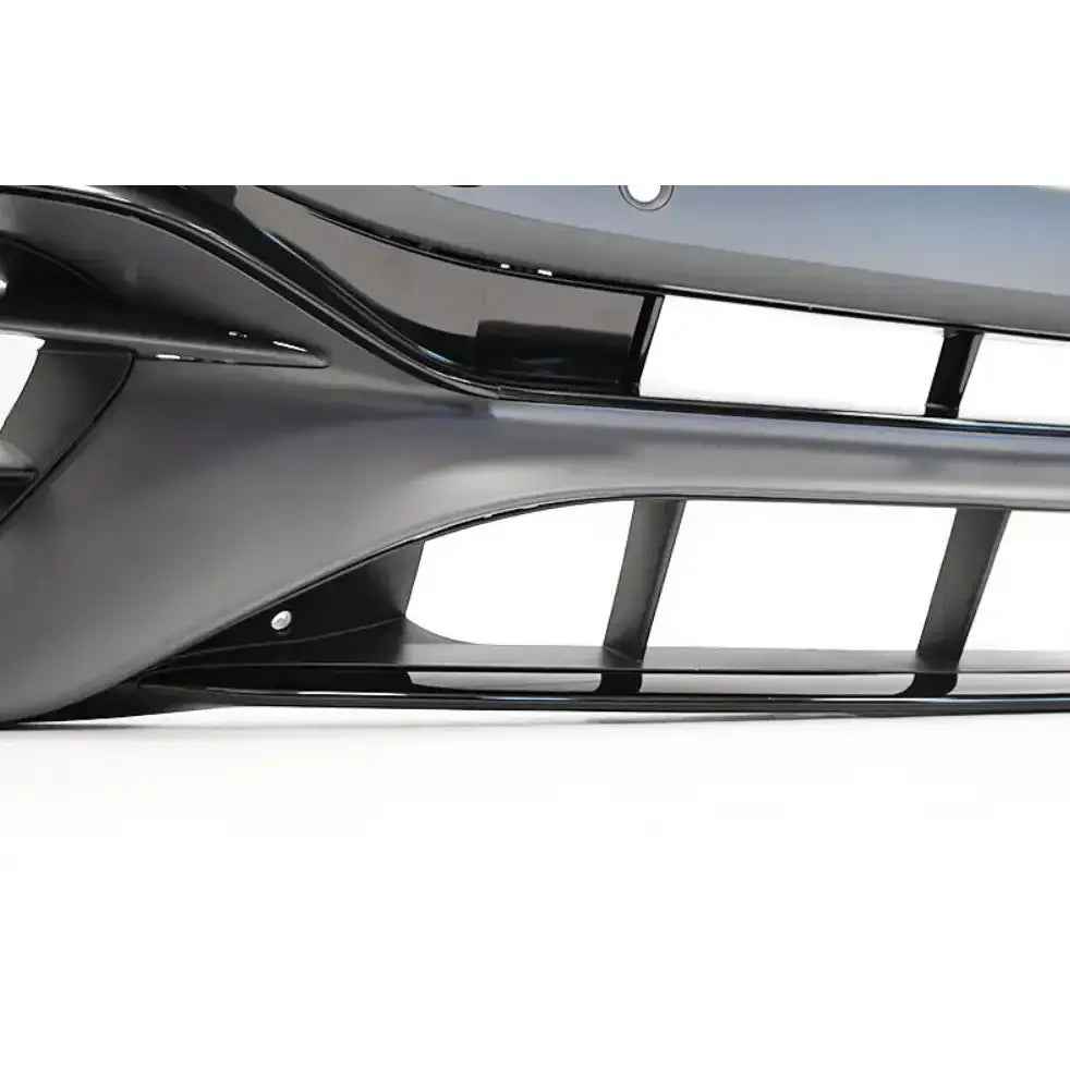 Front bumper for Mercedes W213 E63 med chrome grill, detaljbilde av blank sort plast og luftåpninger.
