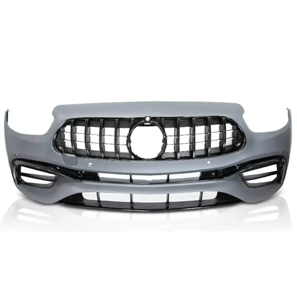Frontfanger Sport E63 Mercedes W213 20-23 med store luftinntak og vertikale ribber, sett rett forfra.