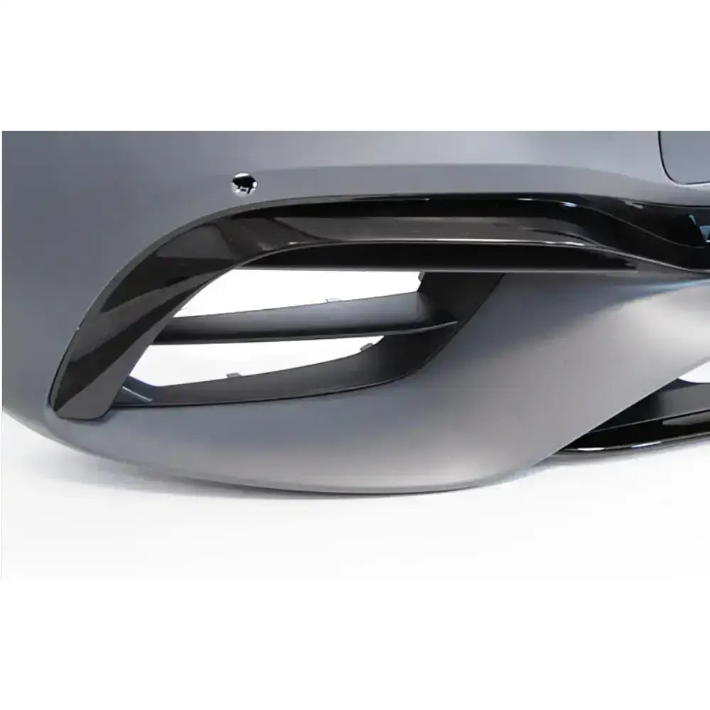 Frontbumper til Mercedes E63 W213 20-23 i matt grå plast med svarte detaljer og aerodynamiske linjer.