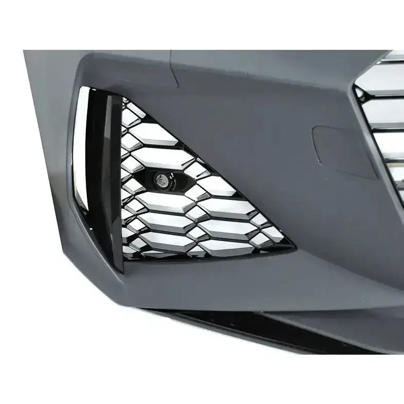 Frontbumper til Audi A6 C8 med sekskantet sort og krom grill samt integrert sensor i midten.