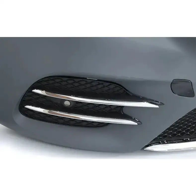Front bumper til Mercedes V-Klasse W447 med svart luftinntak og kromdetaljer i matt grå finish.
