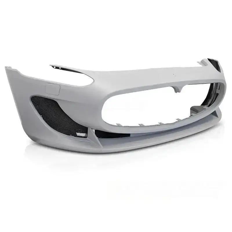 Støtfanger foran Sport Style til Maserati Gran Turismo 08-18 i lys grå plast med sorte nettingdetaljer.