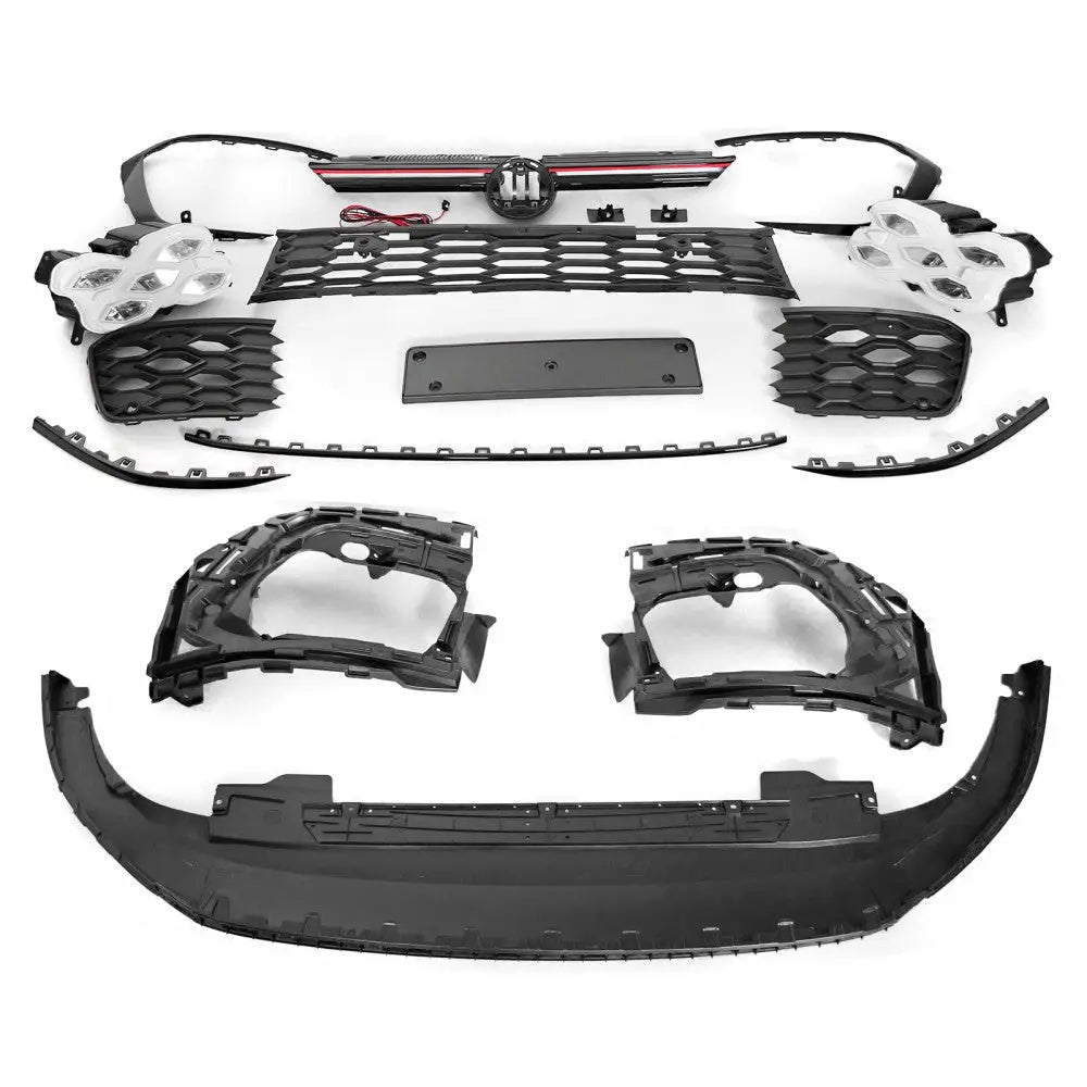 Støtfanger foran Sport Volkswagen Golf 8 med komplette sorte plastdeler og tilbehør mot hvit bakgrunn.