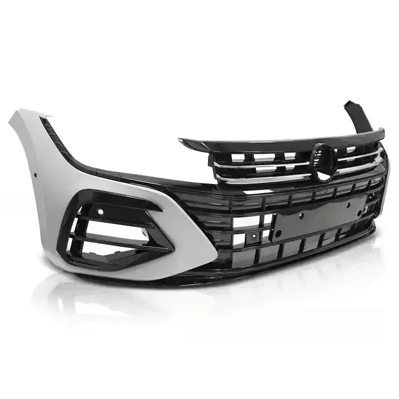 Støtfanger foran til Volkswagen Arteon 17- sport med LED, svart og sølv, sett fra skrå vinkel mot høyre.