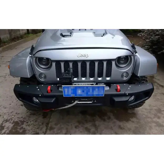 Støtfanger foran av robust svart stål på Jeep Wrangler JK 07-17 med rødmalte tauekroker.