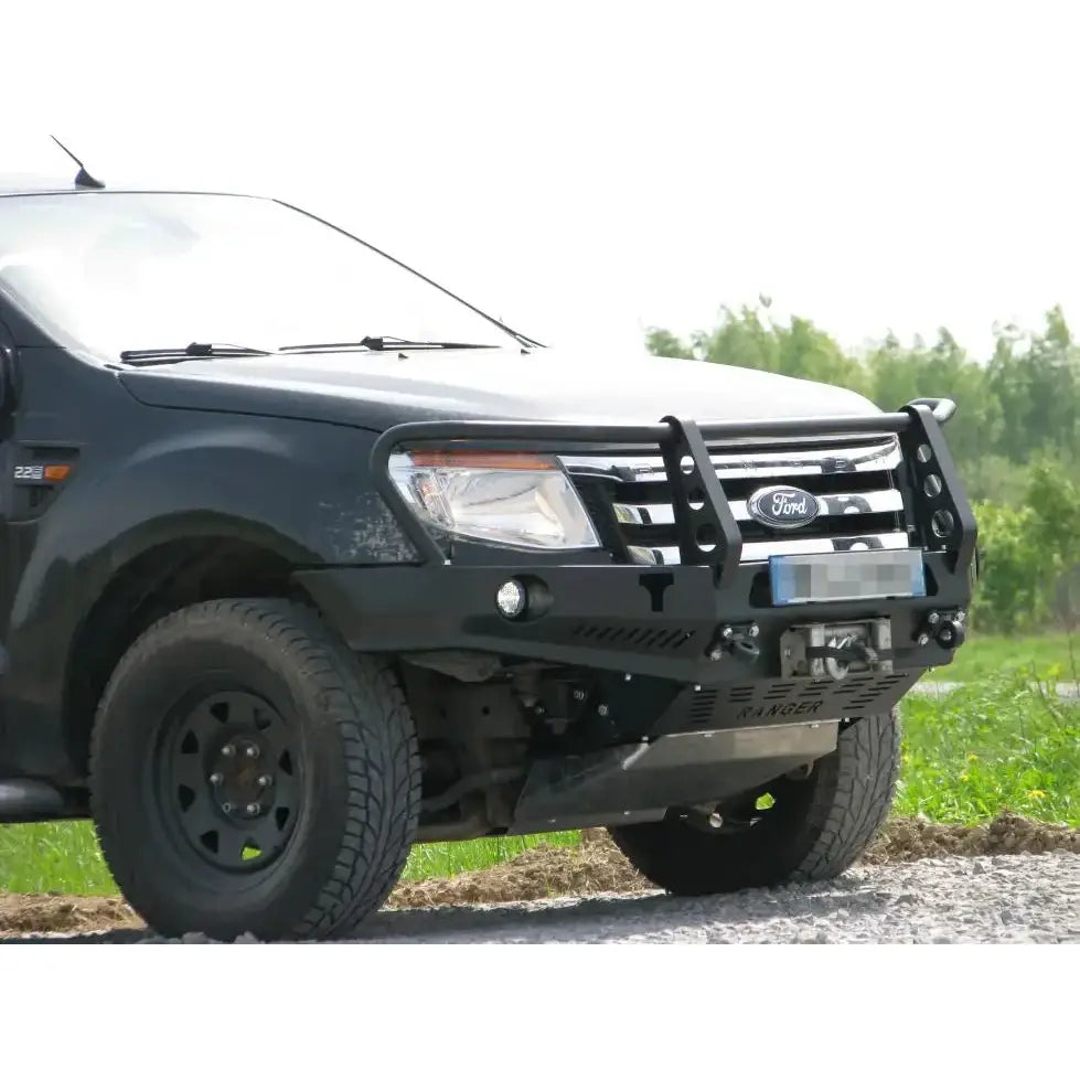 Frontfanger av stål med bullbar for Ford Ranger T6 11-15, montert på pickup med gitter og vinsjfeste.