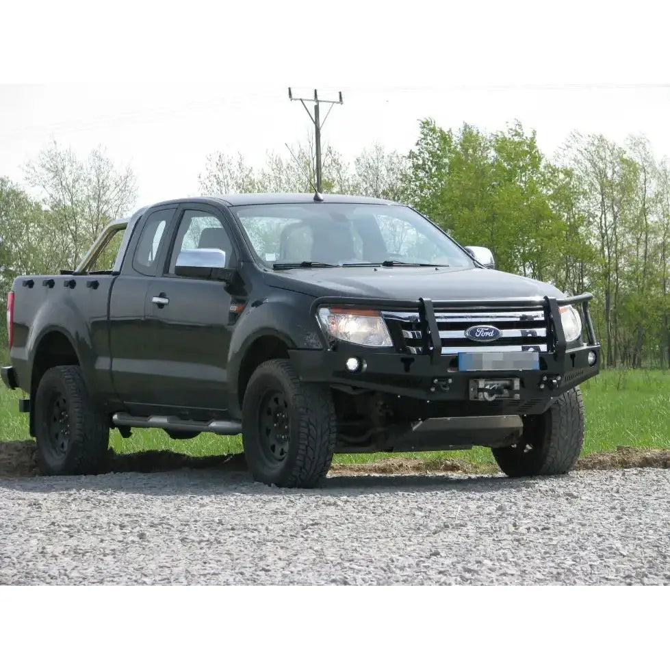 Front bumper på Ford Ranger T6 11-15 med bullbar i stål, sett fra siden og litt forfra på grusvei.