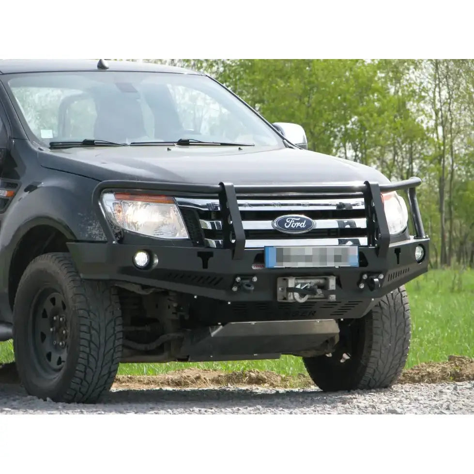 Frontbumper i stål med bullbar for Ford Ranger T6 11-15, montert på pickup med ekstra lykter.