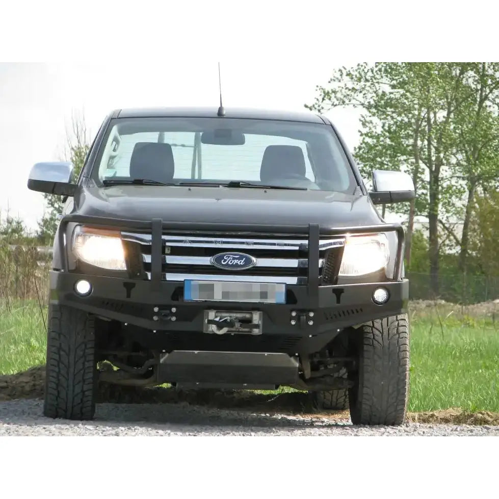 Støtfanger foran i stål med bullbar på svart Ford Ranger T6 11-15 2.2 Diesel sett rett forfra.