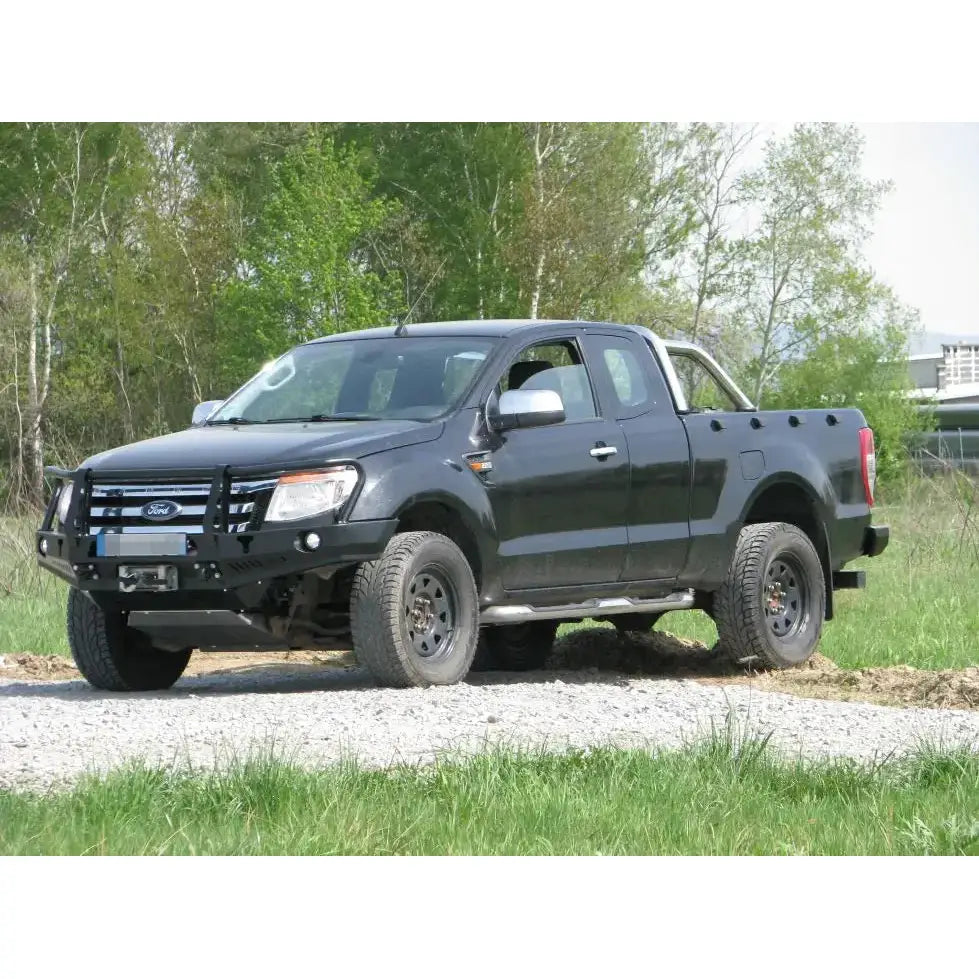 Frontfanger av stål med bullbar på svart Ford Ranger T6 11-15 2.2 Diesel, sett fra siden utendørs.