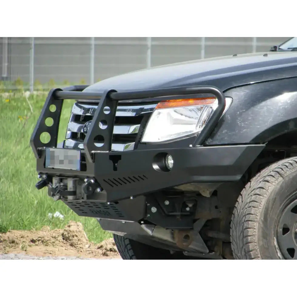 Front bumper av sort stålfanger med bullbar, runde hull, tåkelys og vinsjfeste på Ford Ranger T6.