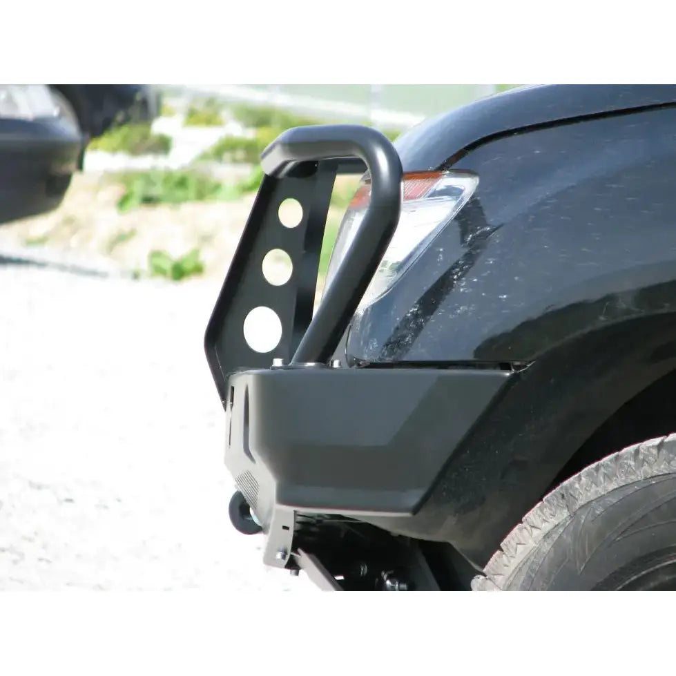Frontbumper i sort stål med bullbar til Ford Ranger T6 11-15, sett fra skrå vinkel med tre runde hull.