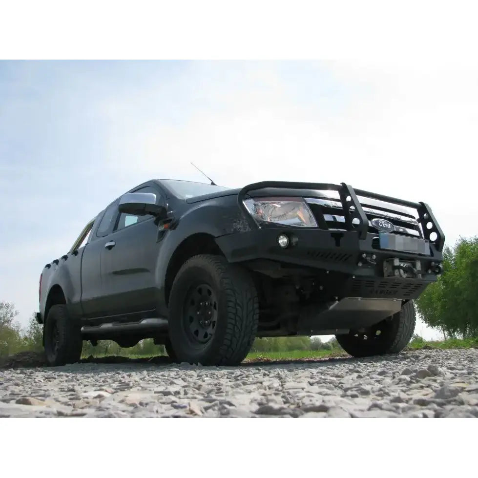 Frontfanger av stål med bullbar på Ford Ranger T6 11-15 2.2 Diesel, sett fra lav vinkel på grusvei.