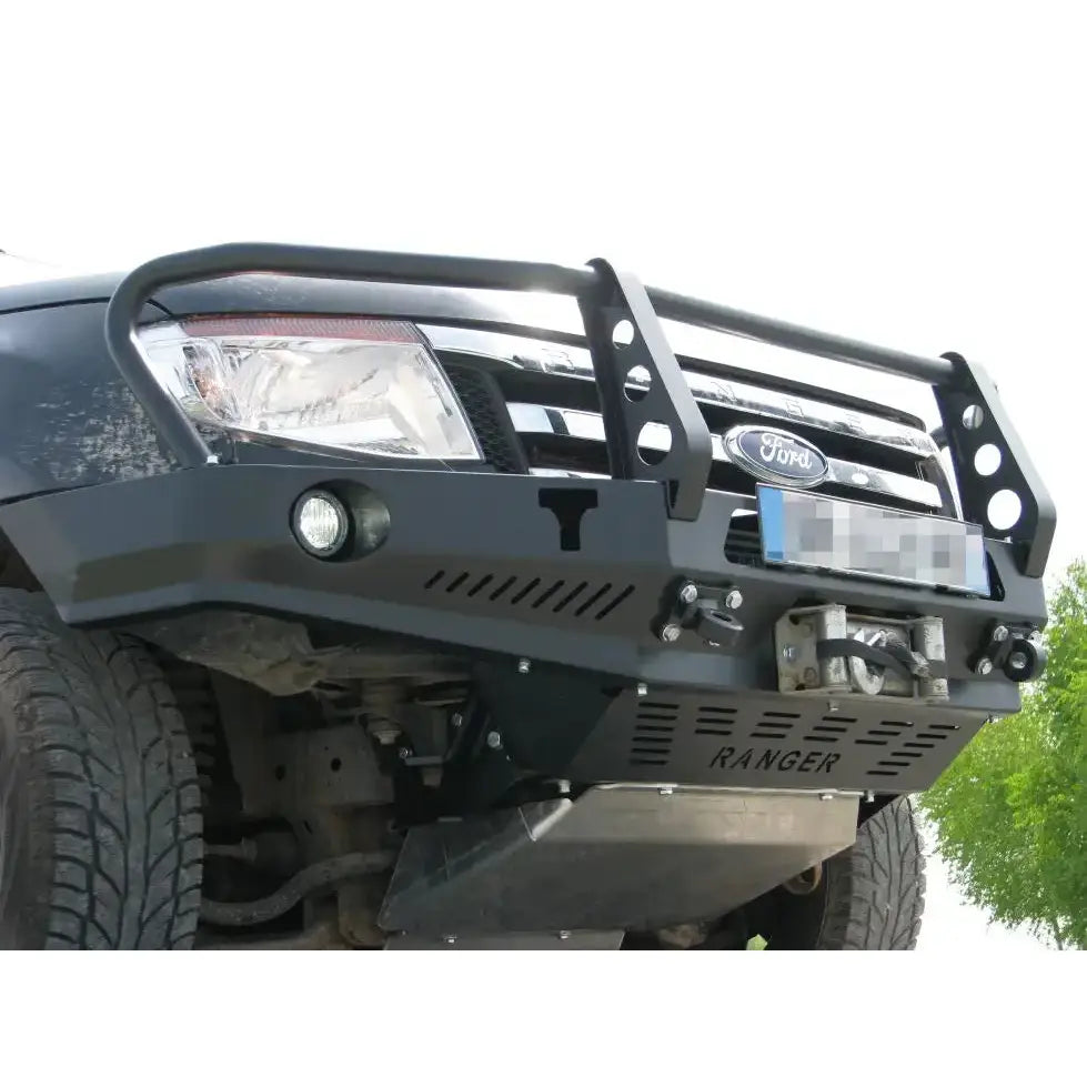 Front bumper av stål med bullbar til Ford Ranger T6 11-15, sett forfra med integrerte lykter.
