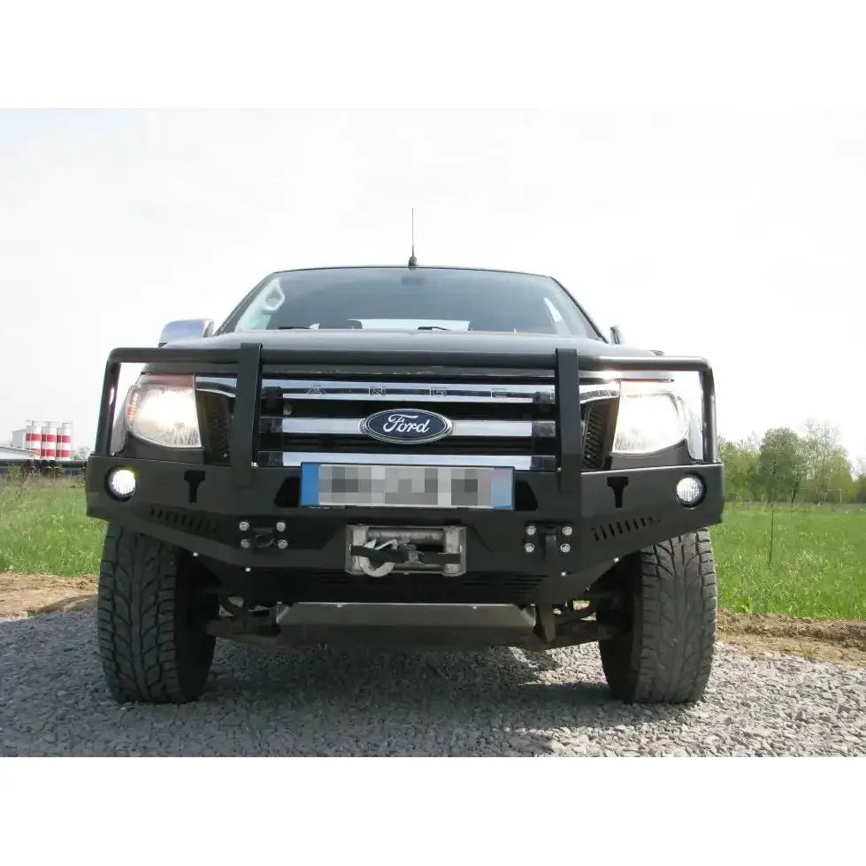 Frontfanger i stål med bullbar for Ford Ranger T6 11-15, sett rett forfra med integrerte lykter.