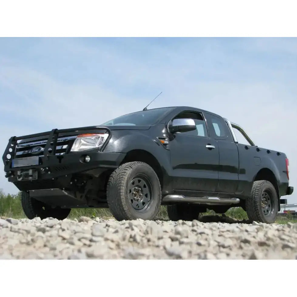 Frontbumper av stålfanger med bullbar på svart Ford Ranger T6 11-15, sett fra froskeperspektiv utendørs.