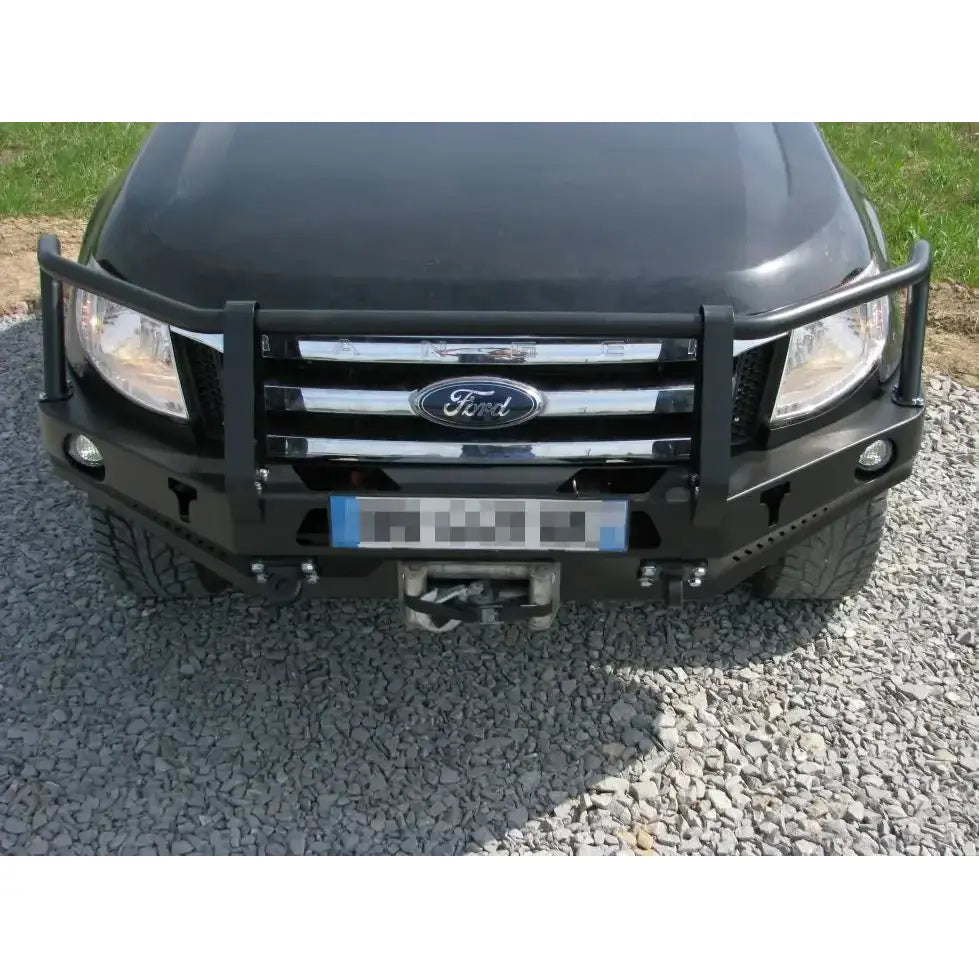 Front bumper av stål med bullbar montert på Ford Ranger T6 11-15, sett forfra på grus.