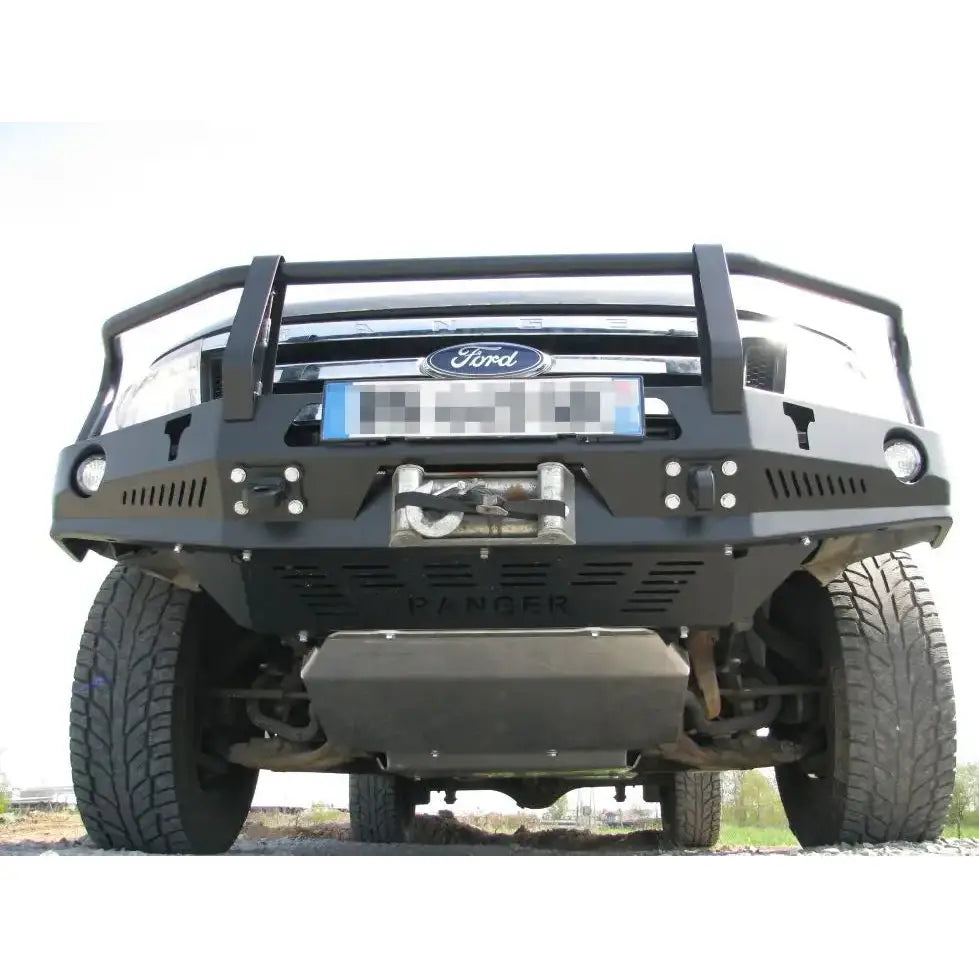 Frontbumper stål til Ford Ranger T6 med bullbar, vinsjfeste og beskyttelsesplate, sett forfra nedenfra.